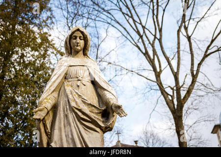 Statue de la Vierge Marie à Rasu cimetière à Vilnius, Lituanie Banque D'Images