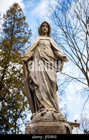 Statue de la Vierge Marie à Rasu cimetière à Vilnius, Lituanie Banque D'Images