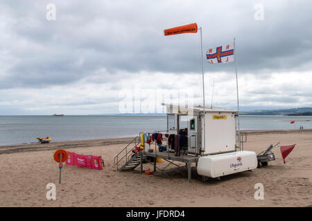 Un sauveteur RNLI sur station, plage d'Exmouth, Devon avec un jet ski prêt pour une réponse rapide. Banque D'Images