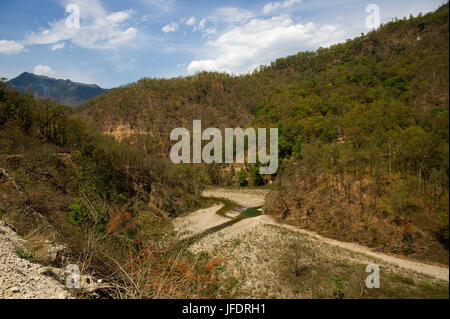 Rivière Mandal avec peu d'eau au parc national de Corbett, Uttarakhand, Inde Banque D'Images