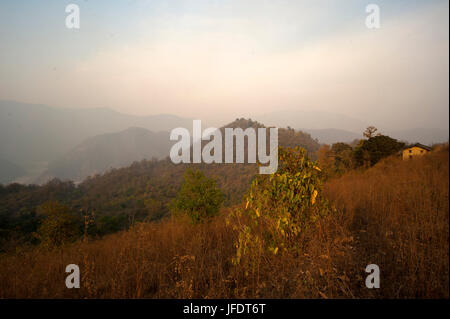 Tôt le matin, près de maison abandonnée à Thak village. Thak village a été rendu célèbre par Jim Corbett dans son livre Maneaters de Kumaon, Uttarakhand, Inde Banque D'Images