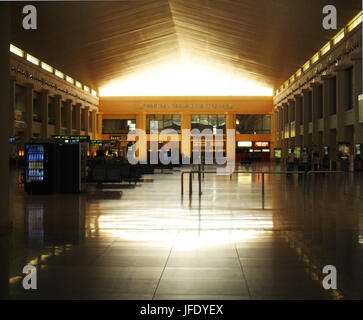 L'aéroport de Málaga, Espagne - 27 mai 2012 : Presque vide de l'intérieur de l'aéroport de Málaga à dimanche d'une lumière dorée à travers la fenêtre de toit Banque D'Images