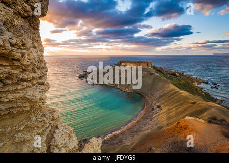 Mgarr, Malte - Panorama de Gnejna bay, la plus belle plage de Malte au coucher du soleil avec de beaux ciel coloré et golden rocks prises à partir de Ta Lippija Banque D'Images