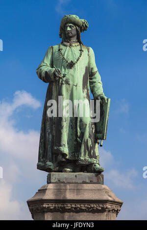 Statue de Jan Van Eyck à Bruges, Belgique. Banque D'Images