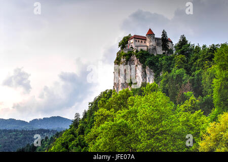 Le château vu du lac de Bled, Slovénie Banque D'Images