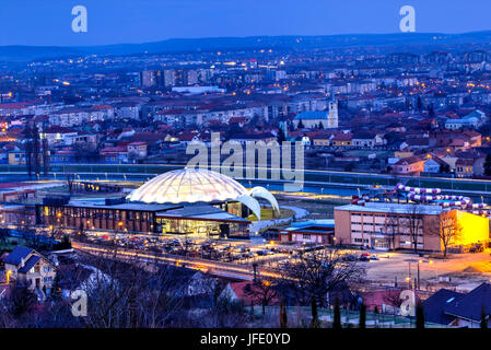 Vue aérienne d'Oradea à l'heure bleue, Roumanie Banque D'Images