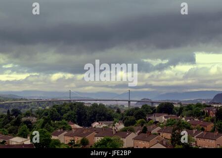 Erskine Bridge et Dunbarton rock vu de Clydebank Banque D'Images