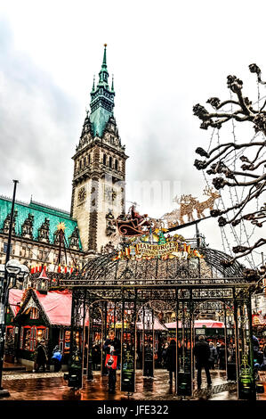 Shopping dans le marché de Noel à Hambourg, Allemagne Banque D'Images