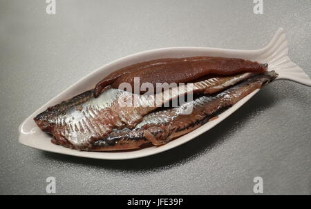 Filet de hareng salé sur la plaque Banque D'Images