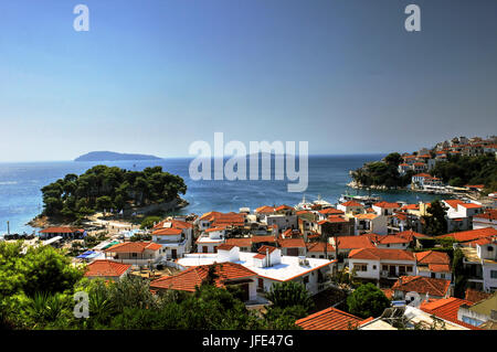 L'île de Skiathos est situé dans la partie nord du groupe des îles Sporades. Les principales villes sont la ville de Skiathos (pop. 4 988 en 2001). Banque D'Images