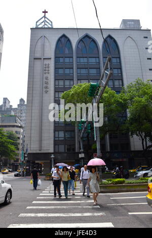 Beaucoup de gens sont en traversant la rue à Taipei, Taiwan hôpital près de Mackay. Hit Temp 94F aujourd'hui et sans le vent est perçu impitoyables. Banque D'Images