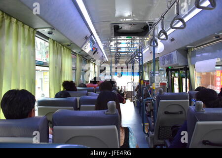 La vue de la position assise à l'arrière de l'autobus, en direction de l'hôpital de Taipei avec mon fils sur cette chaude journée d'été. Banque D'Images