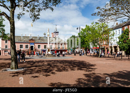 Les gens déambuler dans la Vieille-Ville, l'ancienne Mairie (actuellement syndicat d'initiative), et Carlisle Cross (obélisque), Carlisle, Cumbria, Angleterre Banque D'Images