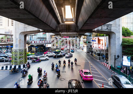 BANGKOK, THAÏLANDE - 25 avril : la circulation sur les rues de Bangkok le 25 avril 2016 à Bangkok, Thaïlande. Banque D'Images