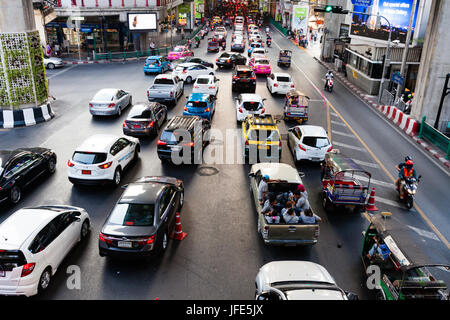 BANGKOK, THAÏLANDE - 25 avril : la circulation sur les rues de Bangkok le 25 avril 2016 à Bangkok, Thaïlande. Banque D'Images