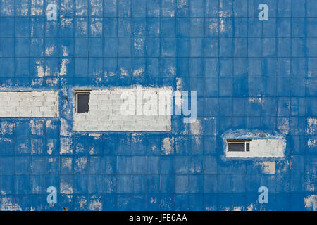 Fenêtres sur le mur d'une maison ancienne Banque D'Images