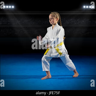 Fille en pratiquant de combat sports hall Banque D'Images