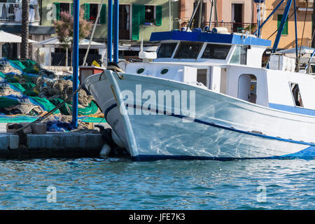 Bateau de pêche chalutier blanc ou dans le port Banque D'Images