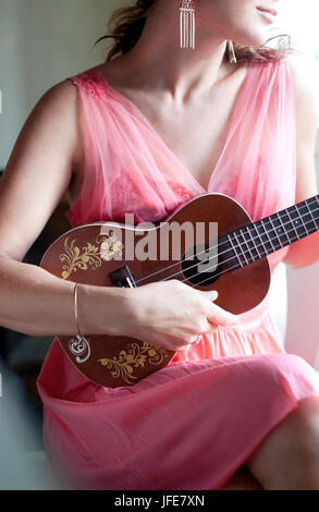 Femme flottant dans la mer bleue claire Banque D'Images