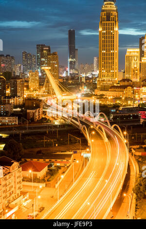 Viaduc courbe dans la nuit Banque D'Images