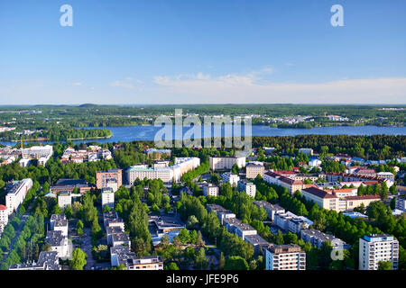 Vue sud-ouest d'Nässineula restaurant tournant à la ville de Tampere, au centre-ville et le lac de Pydäjärvi Banque D'Images