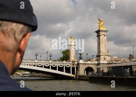 Une vue sur le Pont de l'homme Alexandre III à partir d'un bateau croisière sur la Seine. Banque D'Images
