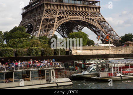 Une vue sur la base de la Tour Eiffel, de la Seine. Banque D'Images