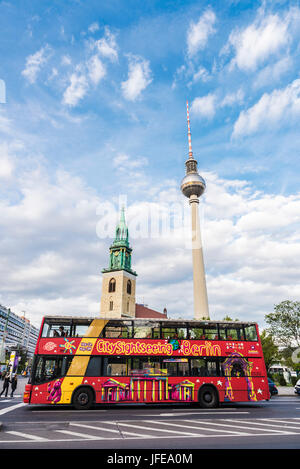 Berlin, Allemagne - 13 Avril 2017 : tour bus avec l'église St Mary (Marienkirche) et tour de télécommunication avec les gens autour de l'Alexanderplatz squar Banque D'Images