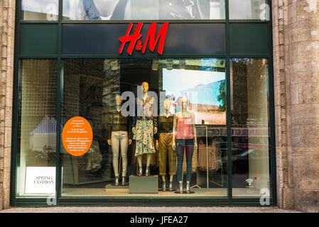 Berlin, Allemagne - 14 Avril 2017 : HM boutique dans le centre de Berlin, Allemagne Banque D'Images