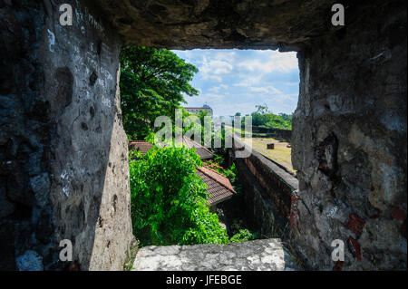 Vue à travers l'ancienne tour de Baluarte de San Diego, Intramuros, Manille (Luzon, Philippines Banque D'Images