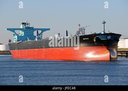 Le supertanker Mistral permet de décharger le 25 juin 2017 dans le port de Rotterdam. Banque D'Images