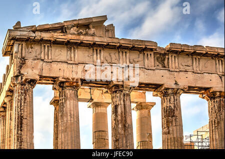 Vue détaillée du Parthénon, un ancien temple sur l'acropole d'Athènes, Grèce, pendant la restauration. Banque D'Images