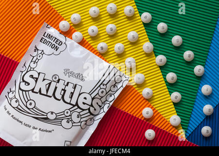 Édition limitée sac de bonbons Skittles Fruits donner le goût de l'arc-en-ciel l'arc en ciel - exclusivement disponible auprès de Tesco à l'appui de fierté - bonbons blanc Banque D'Images