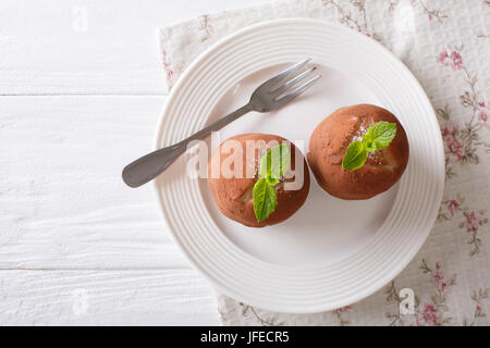 Boules de rhum autrichien à la menthe gâteau sur une plaque horizontale vue du dessus. Banque D'Images