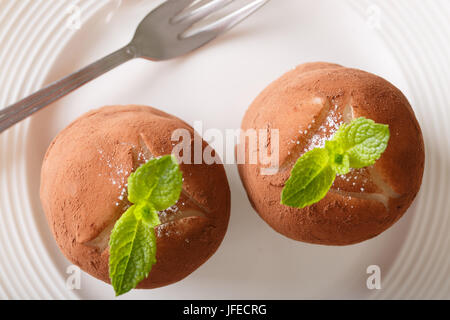 Rhum traditionnel gâteau de boules à la menthe et le cacao en poudre sur une assiette horizontale vue du dessus. Banque D'Images