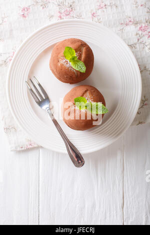 Boules de rhum autrichien à la menthe gâteau sur une assiette. Vue verticale d'en haut Banque D'Images