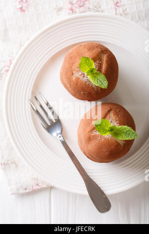 Boules de rhum à la menthe et gâteaux de poudre de cacao dans une assiette sur la table. Vue verticale d'en haut Banque D'Images
