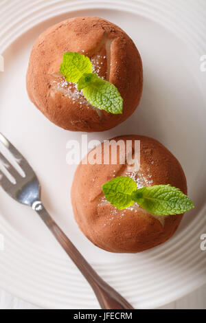 Rhum traditionnel gâteau de boules à la menthe et le cacao en poudre sur une assiette. vertical Vue de dessus Banque D'Images
