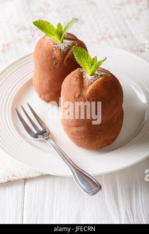 Boules de rhum autrichien à la menthe gâteau sur une assiette. La verticale Banque D'Images