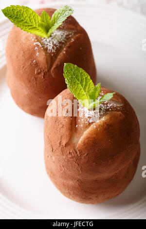 Boules au chocolat à la menthe et gâteaux de poudre de cacao dans une assiette sur la table verticale. Banque D'Images