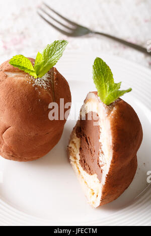 En rhum à la menthe chocolat boules gros plan sur une plaque sur une table verticale. Banque D'Images