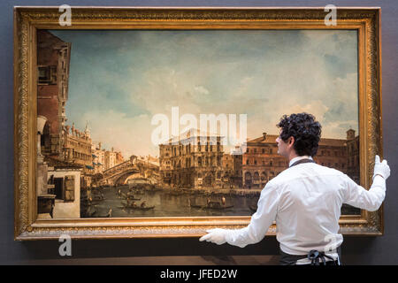 Londres, Royaume-Uni. 30 juin 2017. Sur la photo : le chef d'oeuvre de Francesco Guardi Le Pont du Rialto avec le Palazzo dei Camerlenghi, devis sur demande. Christie's présente les faits saillants de leurs prochains Maîtres Anciens Vente du soir le 6 juillet 2017 au cours de Christie's Classic Week. Banque D'Images