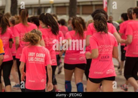 Les femmes s'exécutant dans une course contre le cancer Banque D'Images