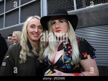 L'attente des fans de Liam Gallagher Show à Manchester Ritz O2 - 23-05-2017 Avec : Liam Gallagher Fans Où : Manchester, Royaume-Uni Quand : 30 mai 2017 Credit : Sakura/WENN.com Banque D'Images