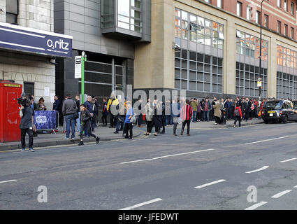 L'attente des fans de Liam Gallagher Show à Manchester Ritz O2 - 23-05-2017 Avec : Liam Gallagher Fans Où : Manchester, Royaume-Uni Quand : 30 mai 2017 Credit : Sakura/WENN.com Banque D'Images