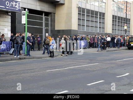 L'attente des fans de Liam Gallagher Show à Manchester Ritz O2 - 23-05-2017 Avec : Liam Gallagher Fans Où : Manchester, Royaume-Uni Quand : 30 mai 2017 Credit : Sakura/WENN.com Banque D'Images