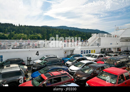 Ferry entre l'île de Salt Spring et l'île de Vancouver, avec les véhicules et les passagers sur le pont. Navires de BC Ferries. Banque D'Images