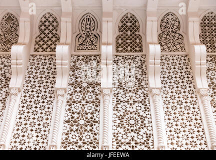 L'architecture marocaine, la façade d'un bâtiment blanc au Maroc, Afrique. Banque D'Images