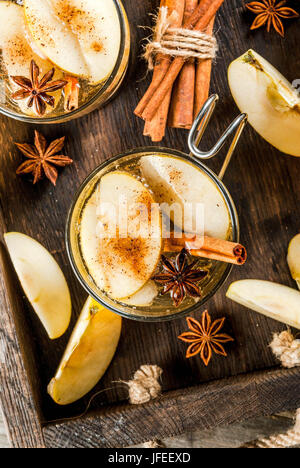 L'automne et l'hiver des boissons. Maison traditionnelle, cocktail de cidre de pomme avec du cidre aromatique d'épices - cannelle et anis. Sur une ancienne rustique en bois tabl Banque D'Images