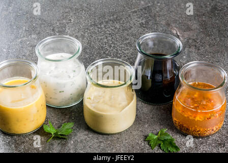 Ensemble d'alimentation saine pour les pansements biologiques : salade sauce vinaigrette, moutarde, mayonnaise aux épices ou d'un ranch, balsamique ou le soja, le basilic avec du yogourt. O Banque D'Images